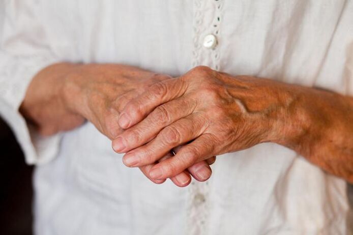 ہاتھوں کے جوڑوں میں درد اکثر بوڑھے لوگوں کو پریشان کرتا ہے۔